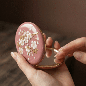 Espejos compactos decorados con patrones tradicionales